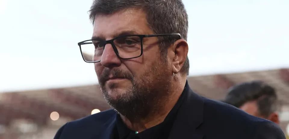 Hombre con gafas en el estadio antes del partido