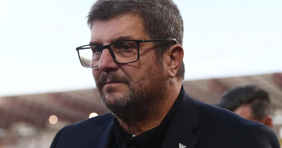 Hombre con gafas en el estadio antes del partido