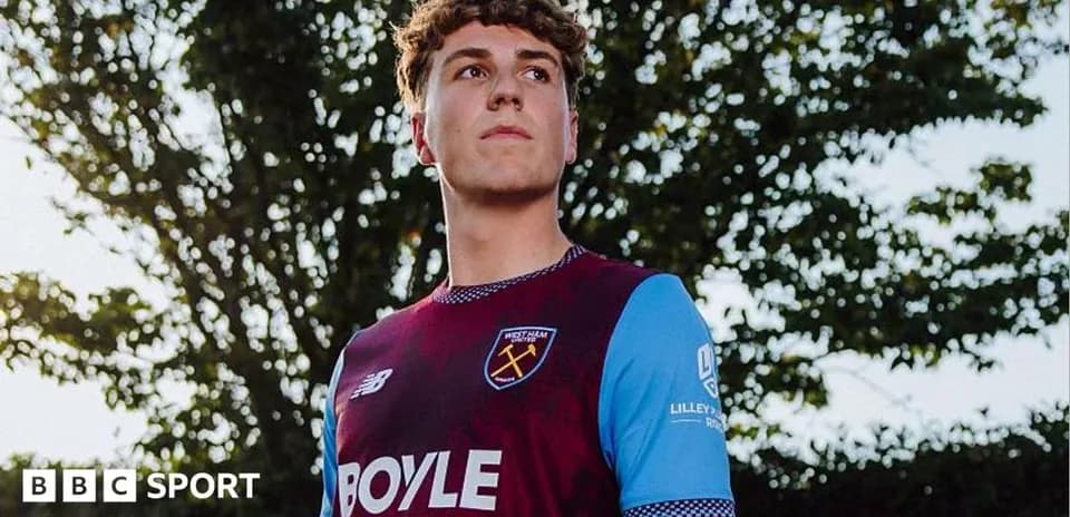 Jugador de West Ham en uniforme de equipo