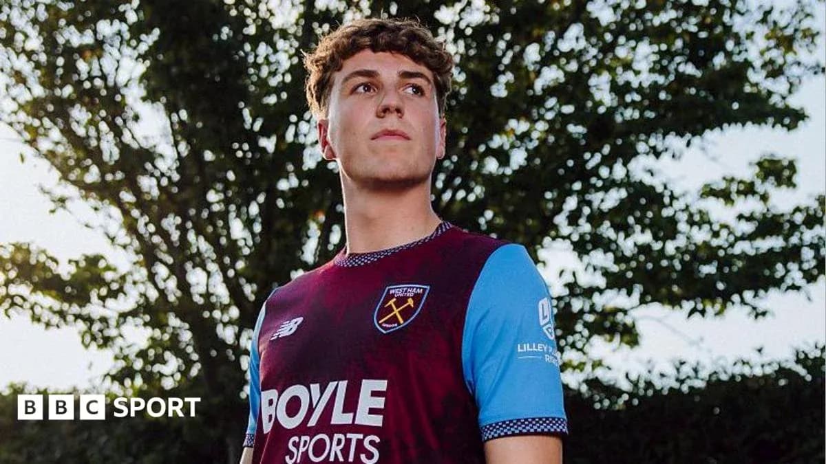 Jugador de West Ham en uniforme de equipo