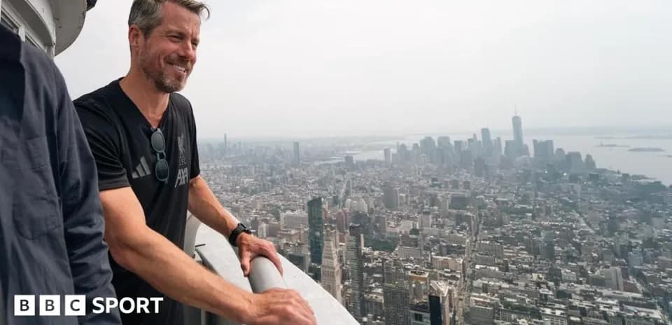 Hombre en mirador con vista a Nueva York