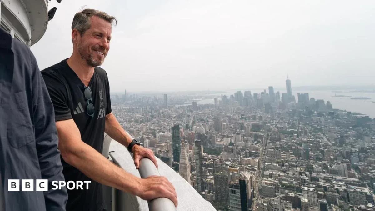 Hombre en mirador con vista a Nueva York