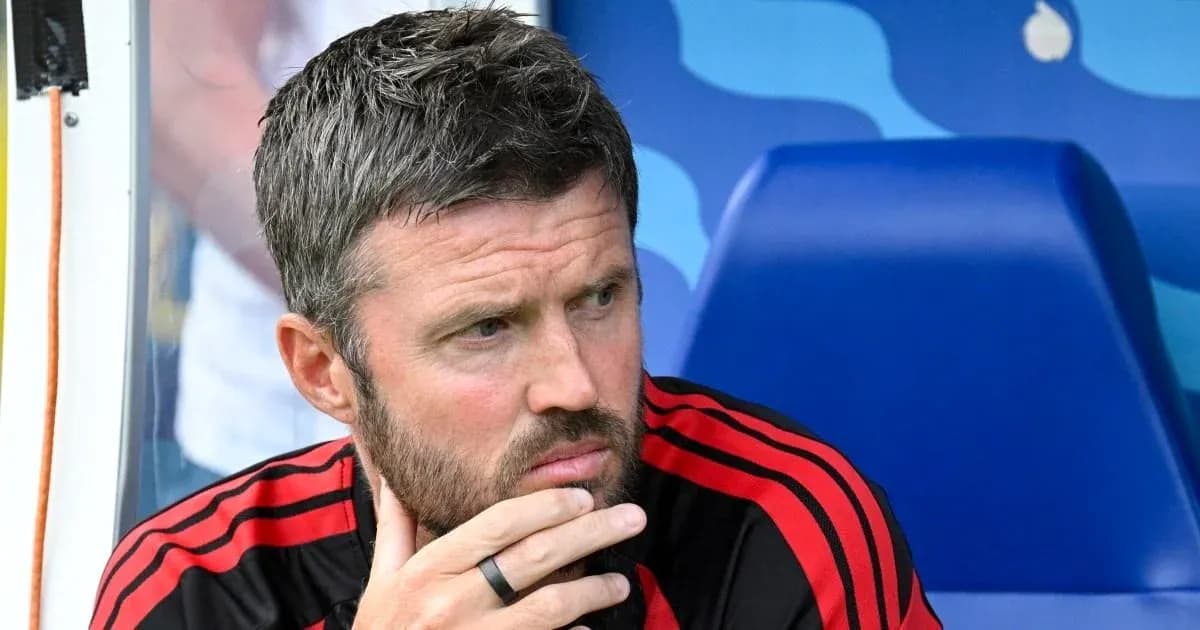 Entrenador pensativo en el banquillo durante el partido