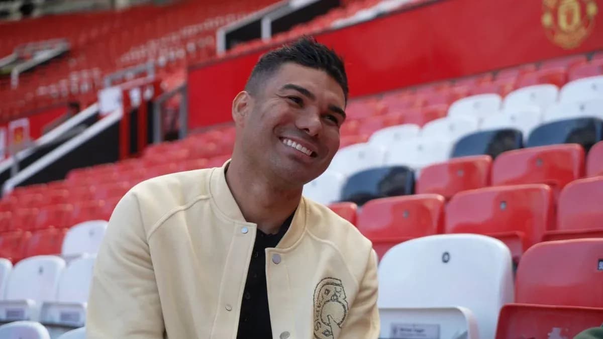 Jugador sentado en las gradas del estadio