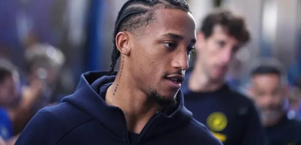 Jugador con trenzas caminando en el vestíbulo