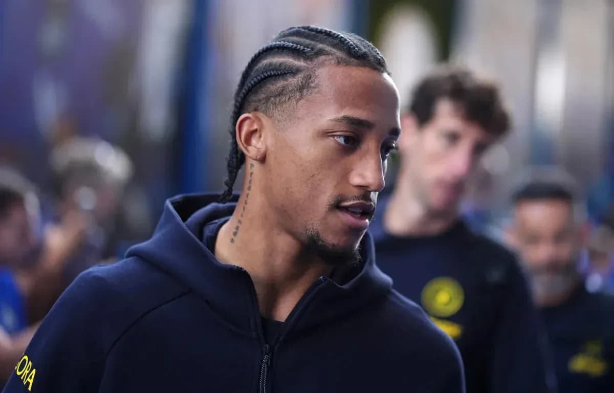 Jugador con trenzas caminando en el vestíbulo