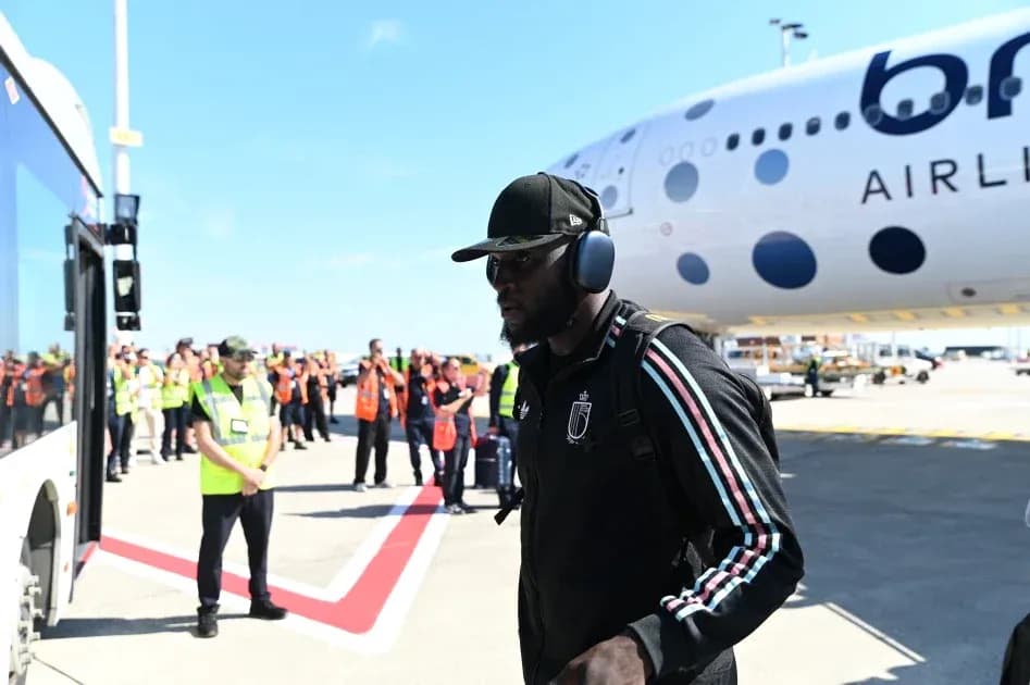 Jugador llegando al aeropuerto junto al avión