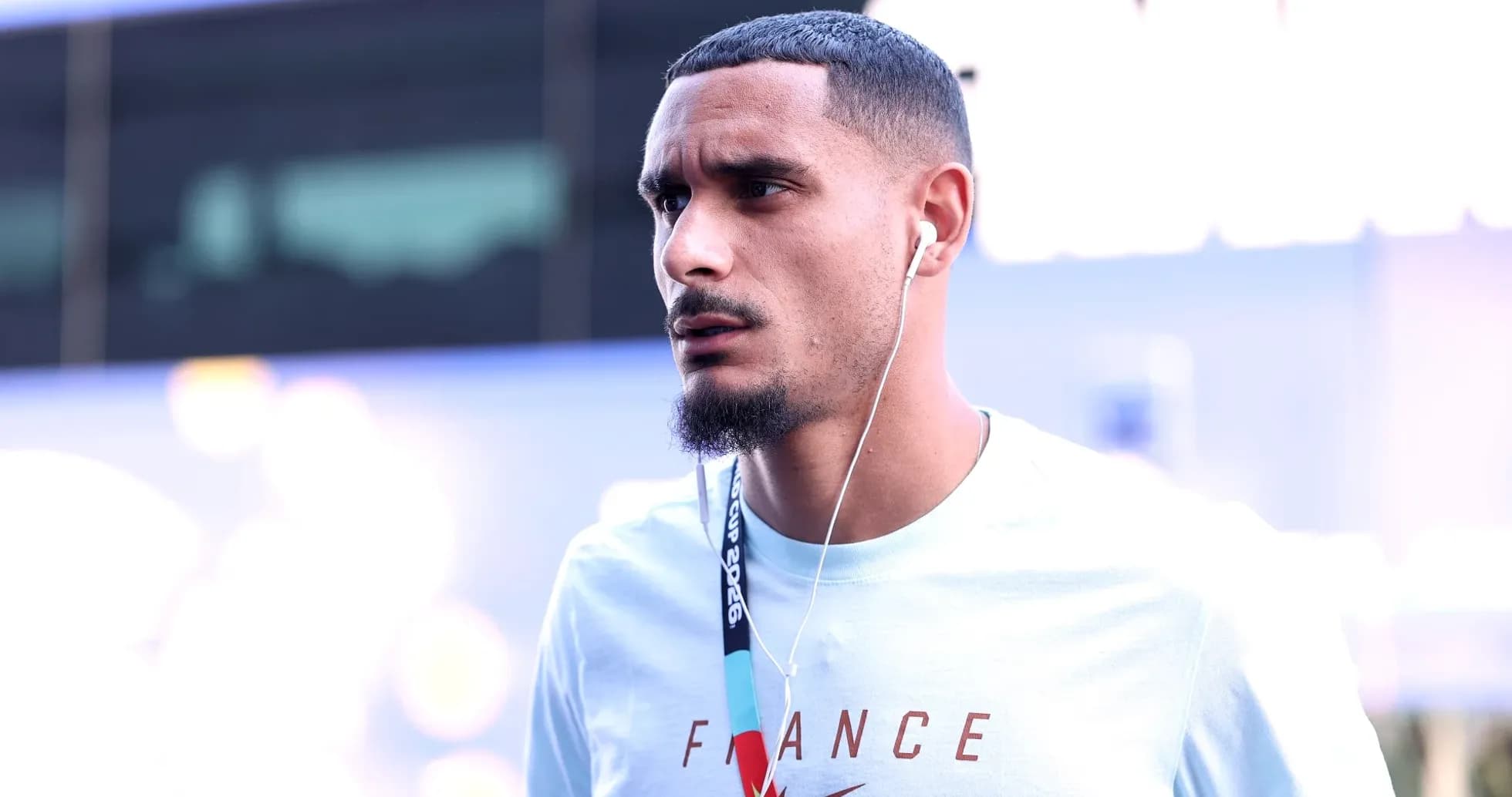 Jugador con camiseta de Francia y auriculares