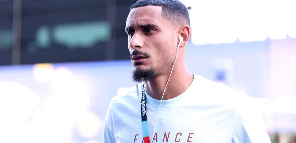 Jugador con camiseta de Francia y auriculares