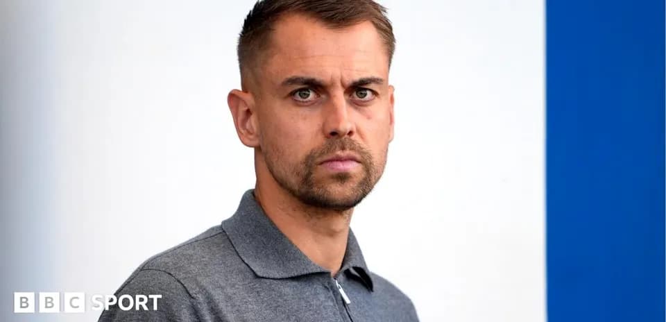 Hombre con camiseta gris en fondo blanco y azul