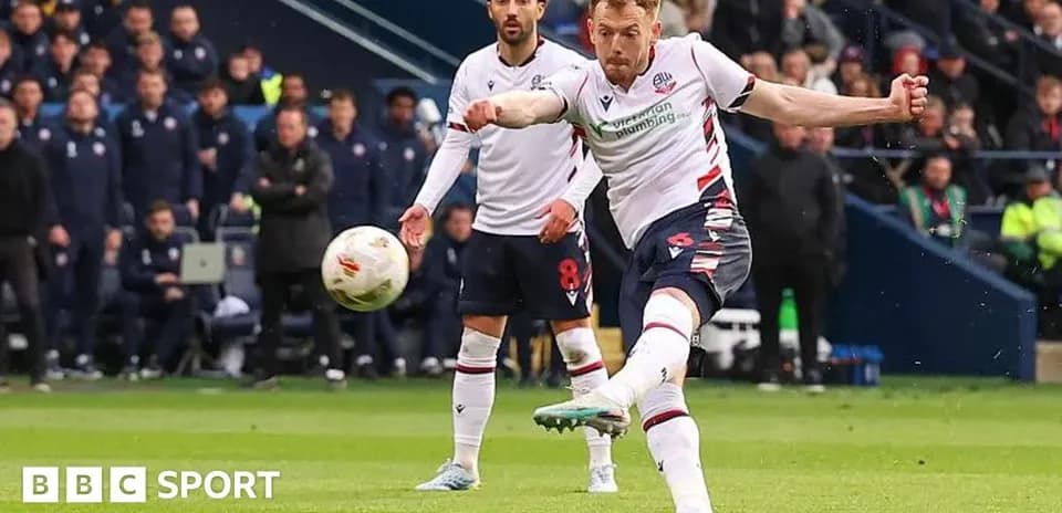 Jugador de Bolton chutando el balón durante el partido