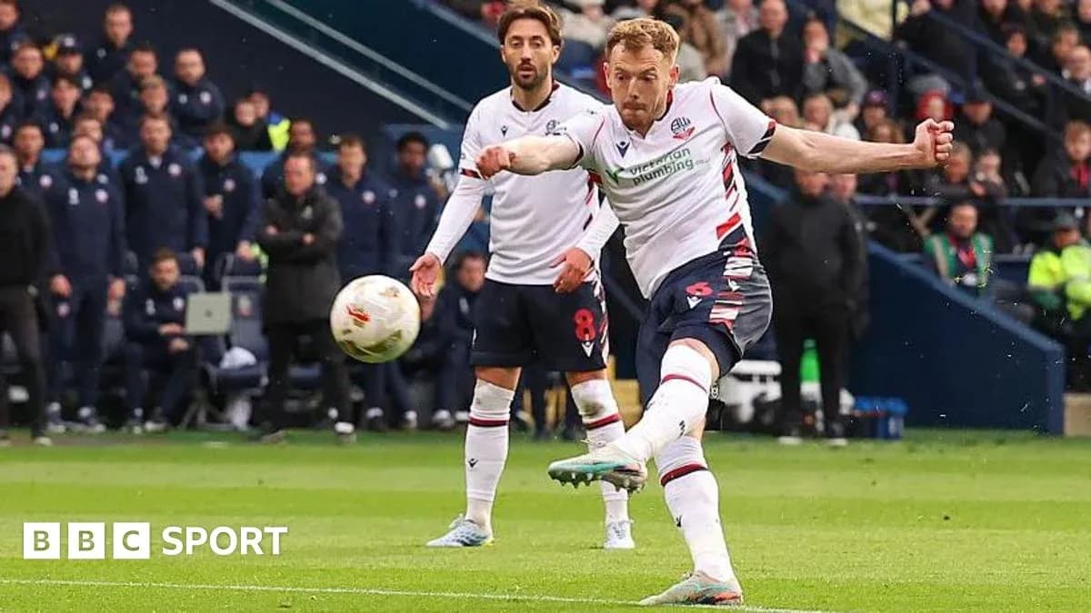Jugador de Bolton chutando el balón durante el partido