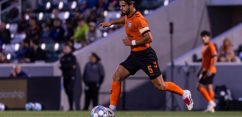 Jugador de Orange County SC en acción