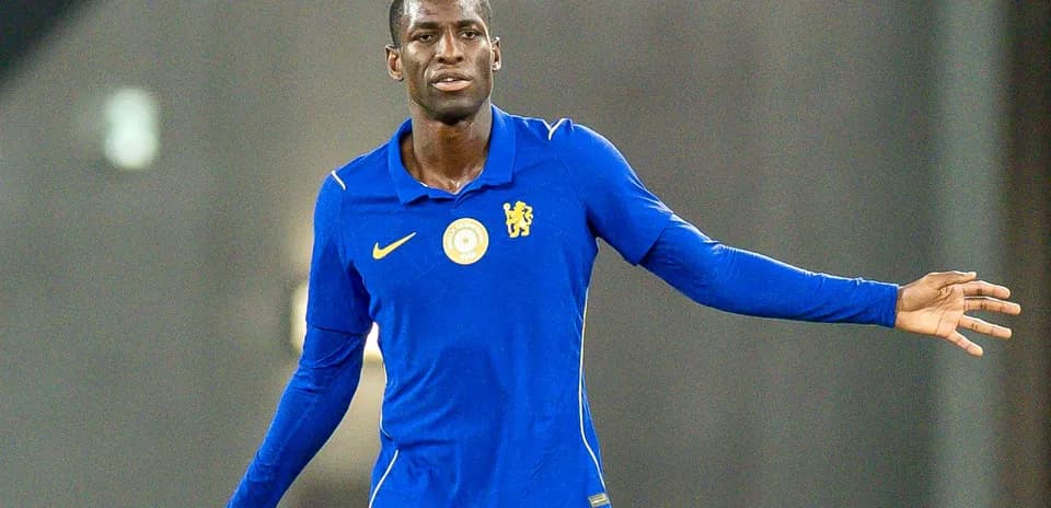 Jugador de fútbol con camiseta azul señalando durante el juego