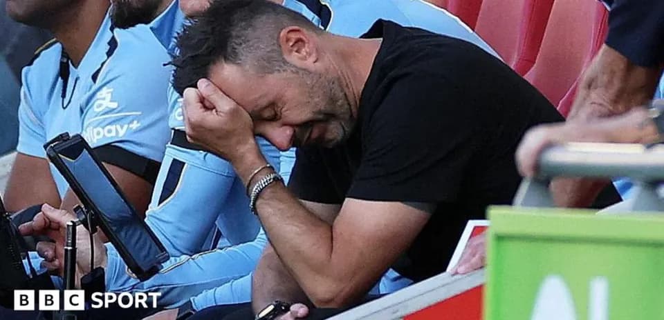 Entrenador preocupado sentado en el banquillo