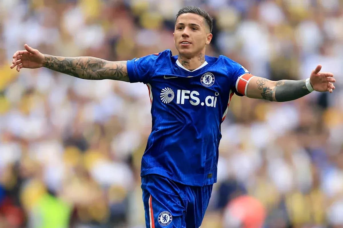 Jugador de Chelsea celebrando con los brazos extendidos