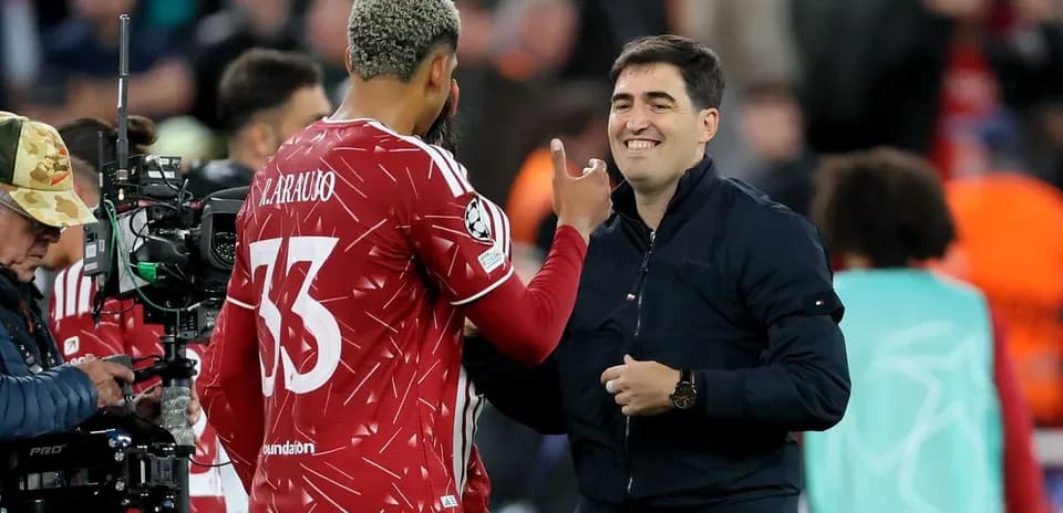 Jugador saludando a entrenador en el banquillo