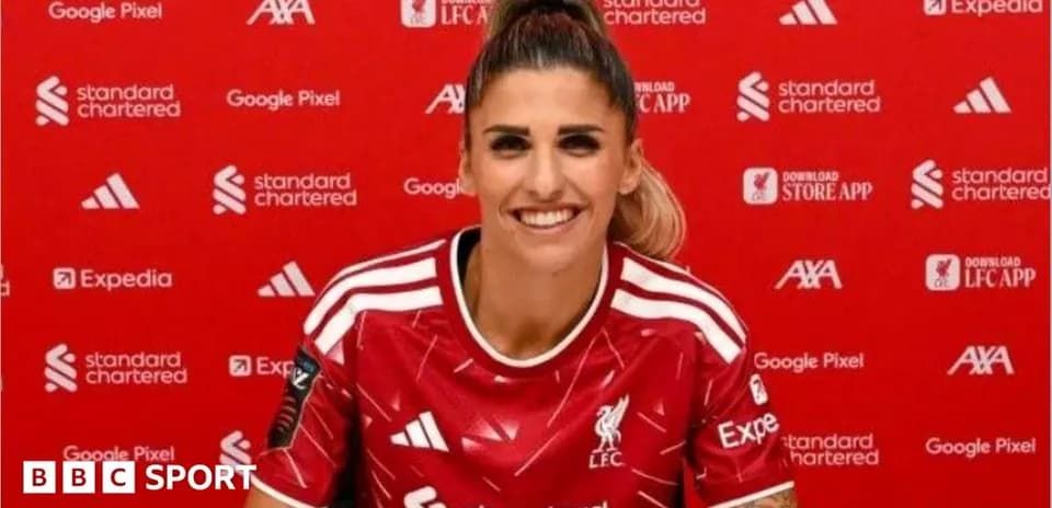 Jugadora de Liverpool posando con camiseta del club