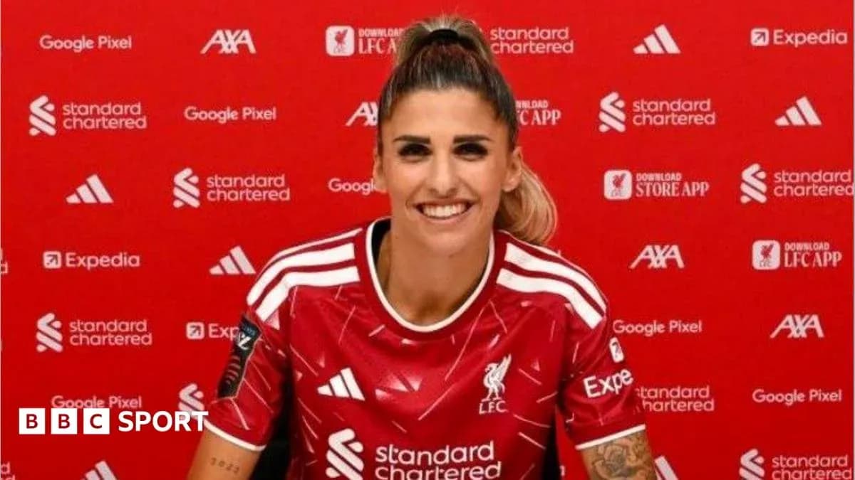 Jugadora de Liverpool posando con camiseta del club