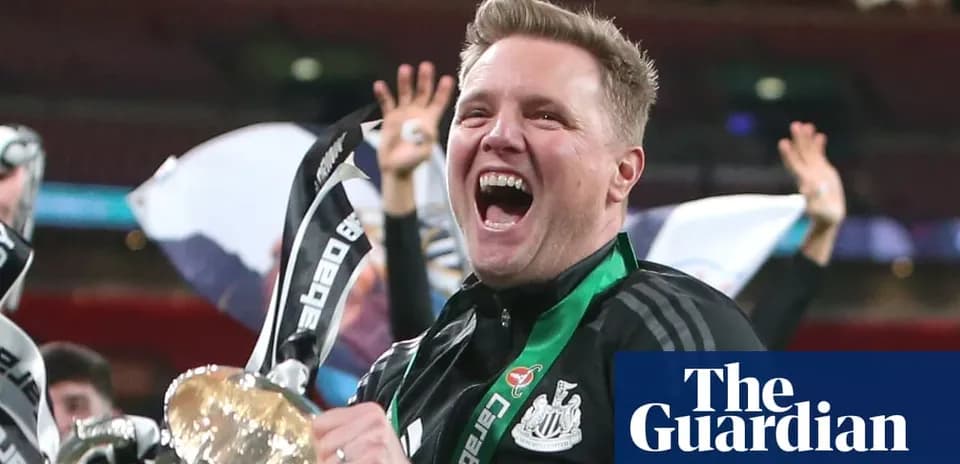 Entrenador de Newcastle celebrando con trofeo