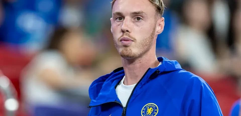 Jugador de Chelsea con chaqueta azul en el campo