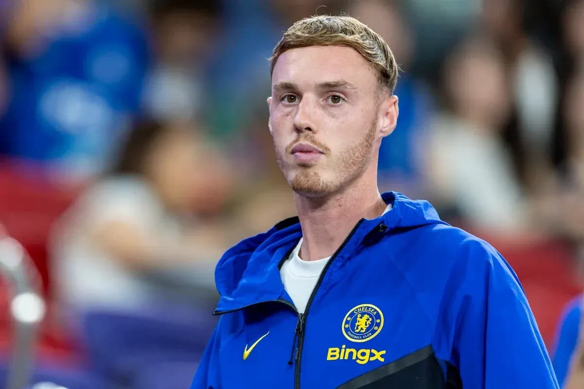 Jugador de Chelsea con chaqueta azul en el campo