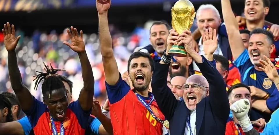 Equipo celebra con trofeo de la Copa Mundial