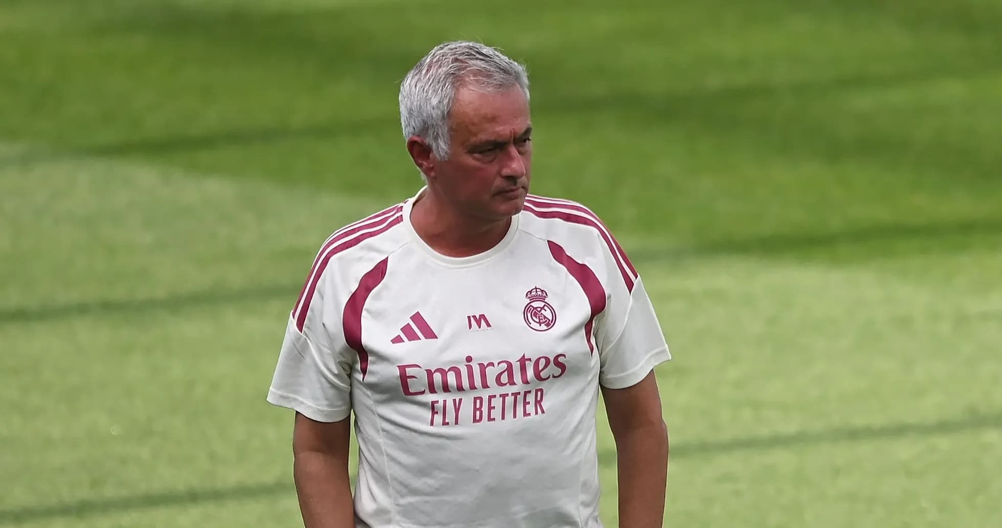 Entrenador en sesión de entrenamiento de equipo