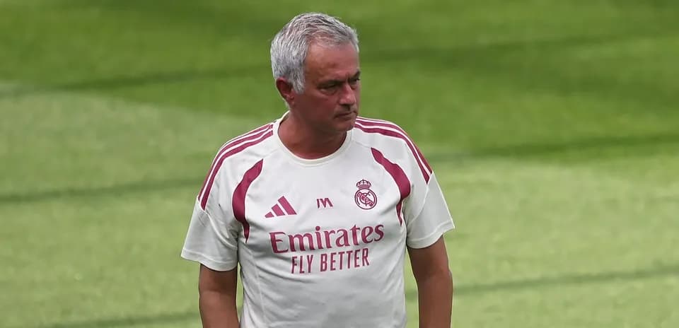 Entrenador en sesión de entrenamiento de equipo