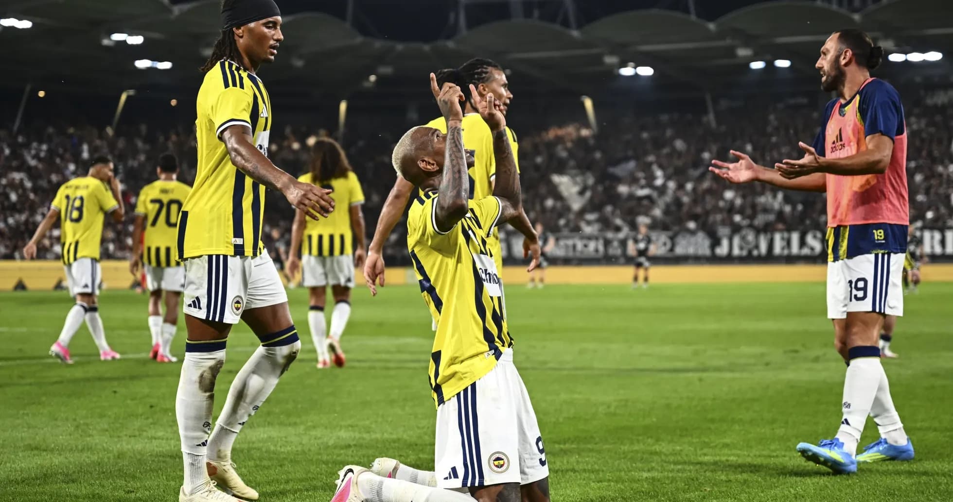 Celebración de gol de Fenerbahçe en partido