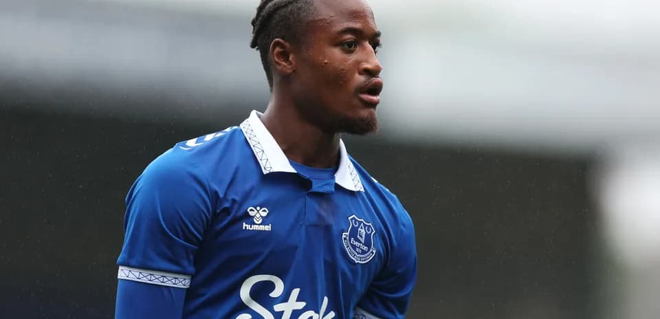 Jugador de Everton en camiseta azul durante el partido
