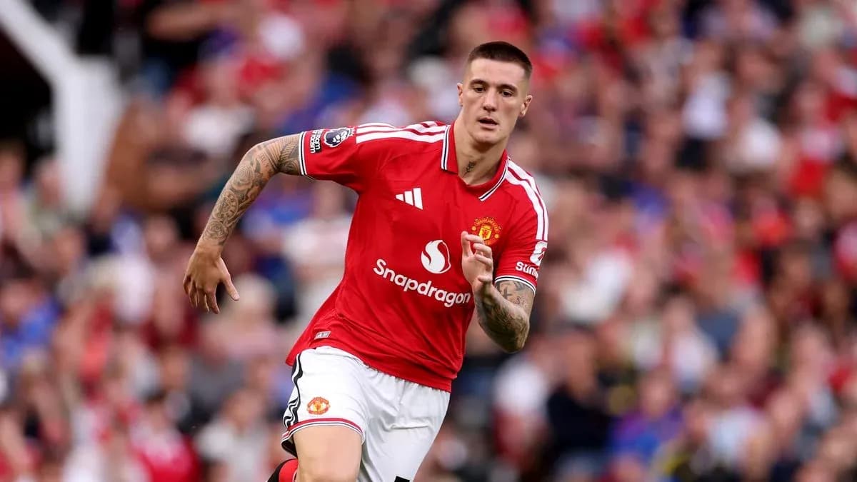 Jugador de Manchester United corriendo en el campo