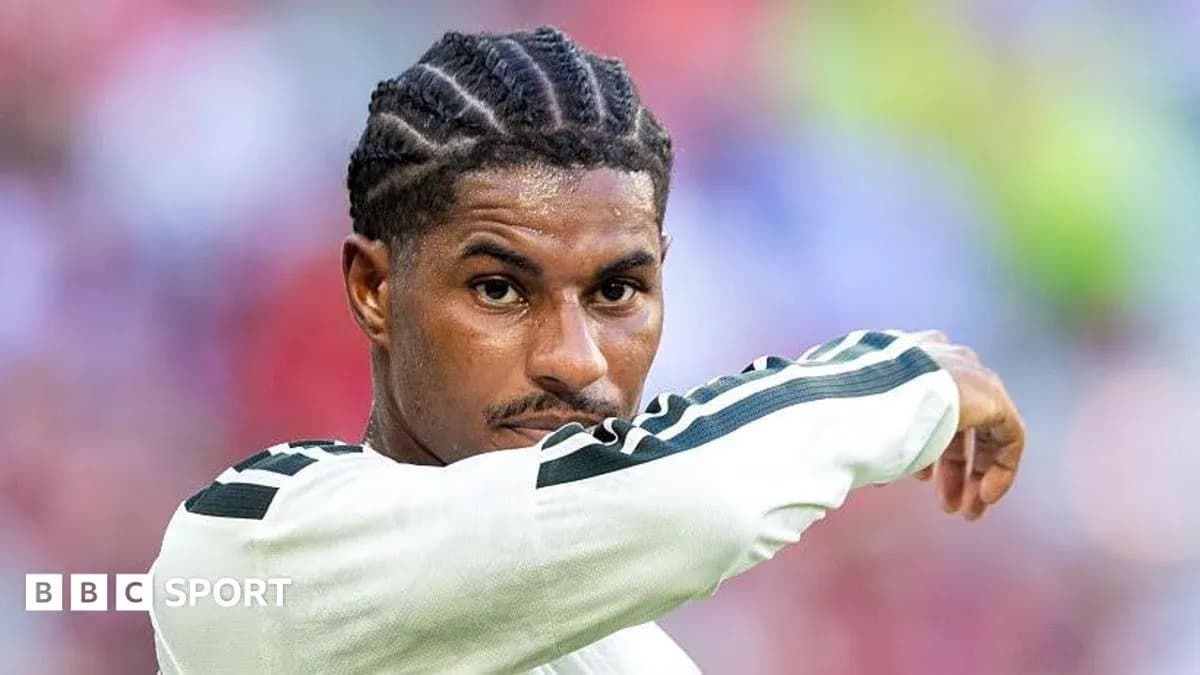 Jugador señalando durante un partido de fútbol