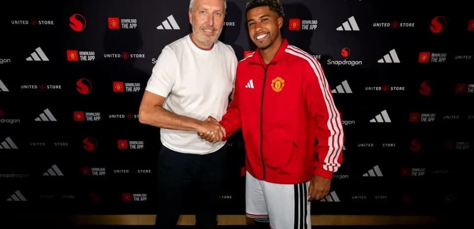 Dos hombres estrechando manos en presentación oficial