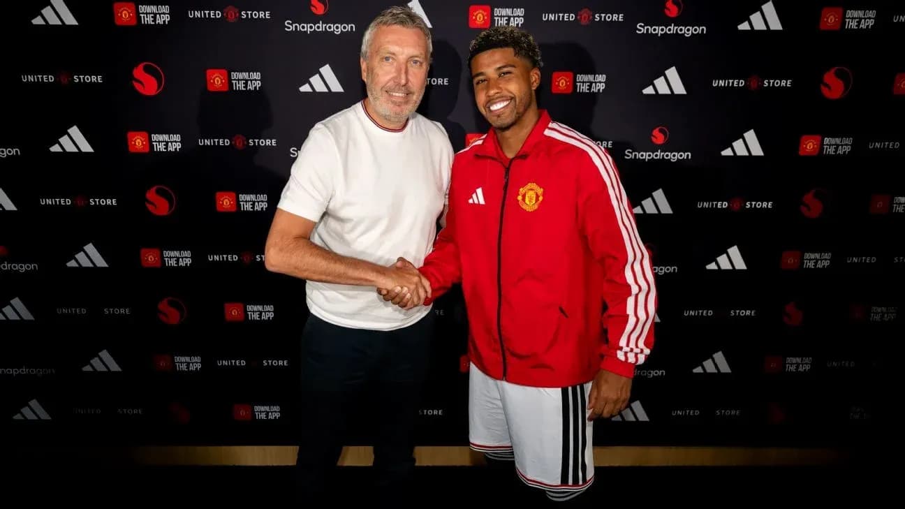 Dos hombres estrechando manos en presentación oficial