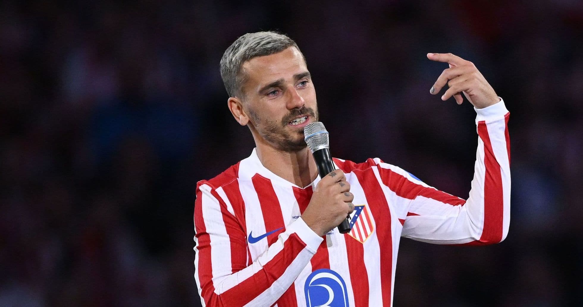 Jugador hablando con micrófono en evento deportivo