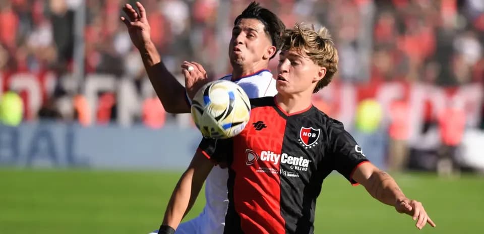 Jugadores de San Lorenzo y Newell's disputando el balón