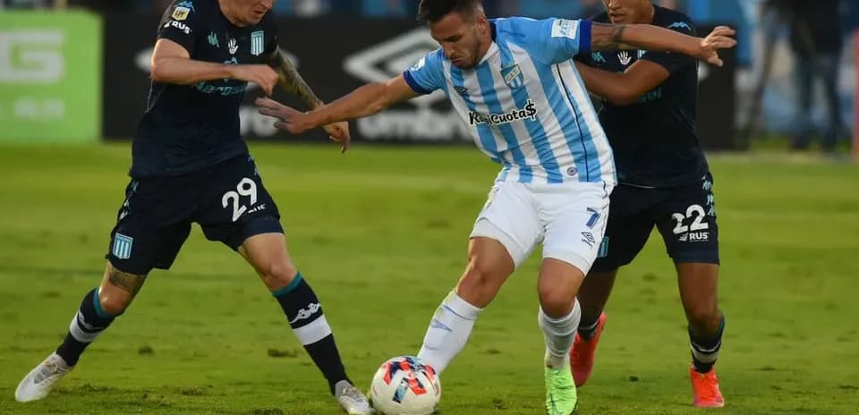 Jugadores de Racing Club y Atlético Tucumán en acción