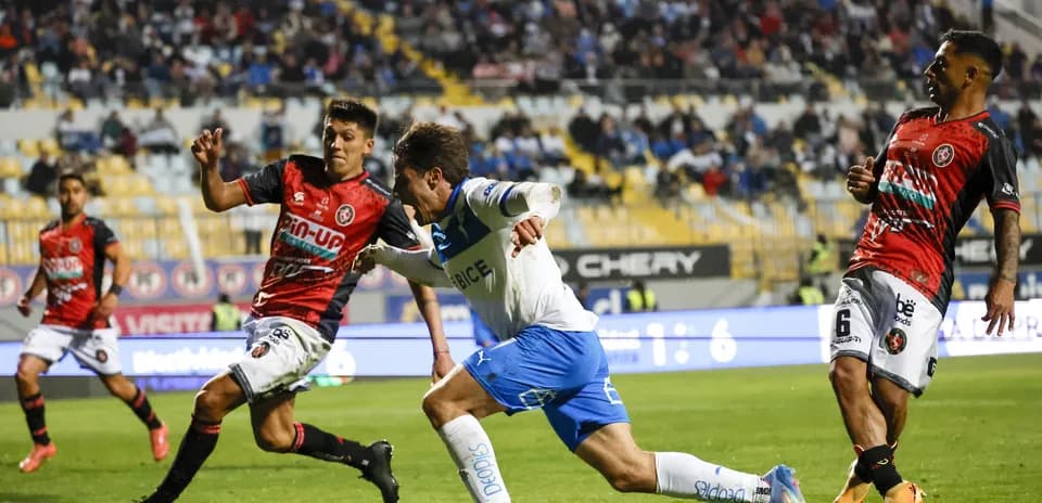 Jugadores de Deportes Limache y U. Católica en acción