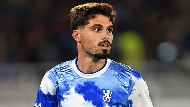 Jugador de Chelsea con camiseta azul en el campo