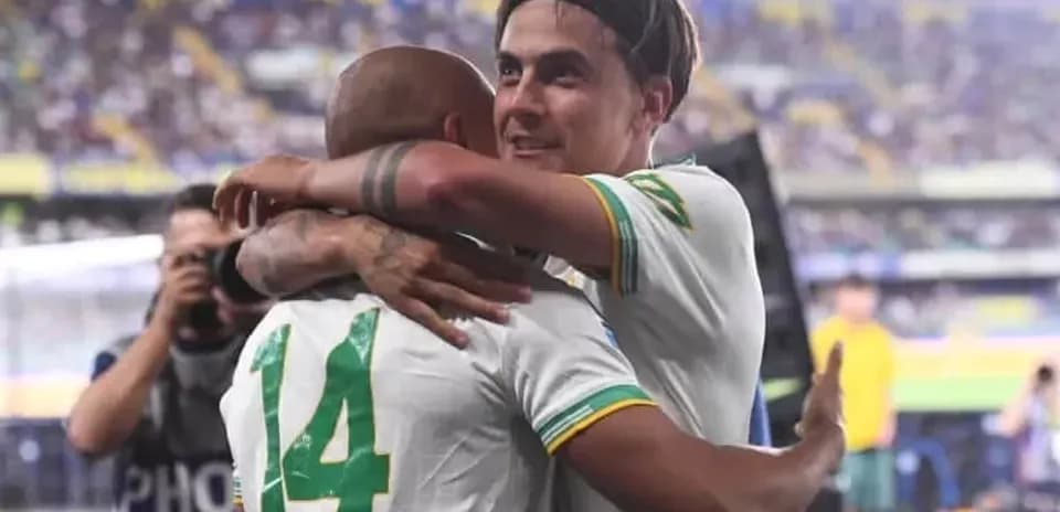 Jugadores de Brasil abrazándose en celebración