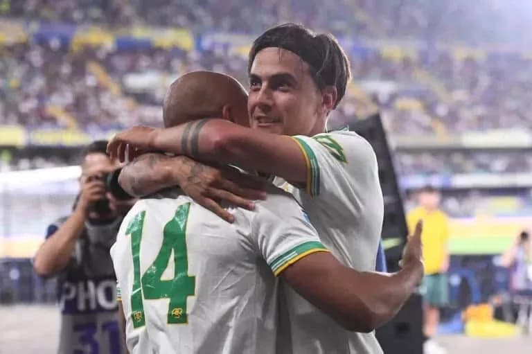 Jugadores de Brasil abrazándose en celebración