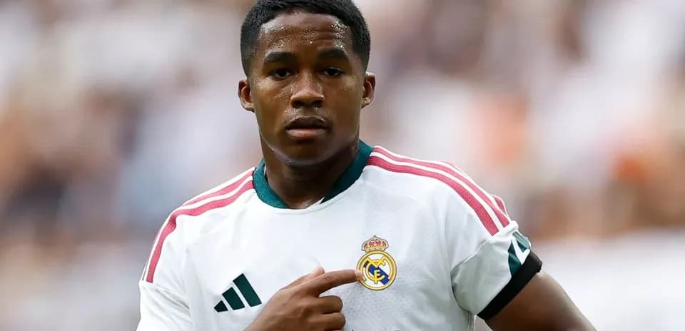 Jugador de Real Madrid señalando el escudo