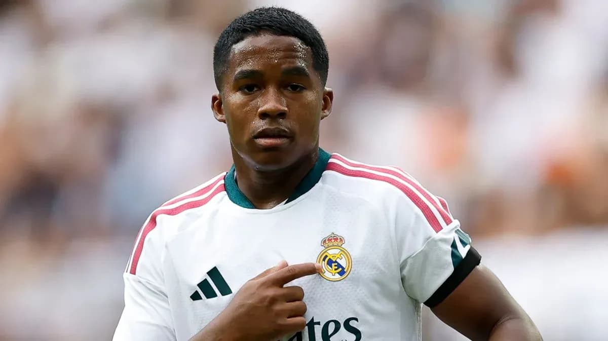 Jugador de Real Madrid señalando el escudo