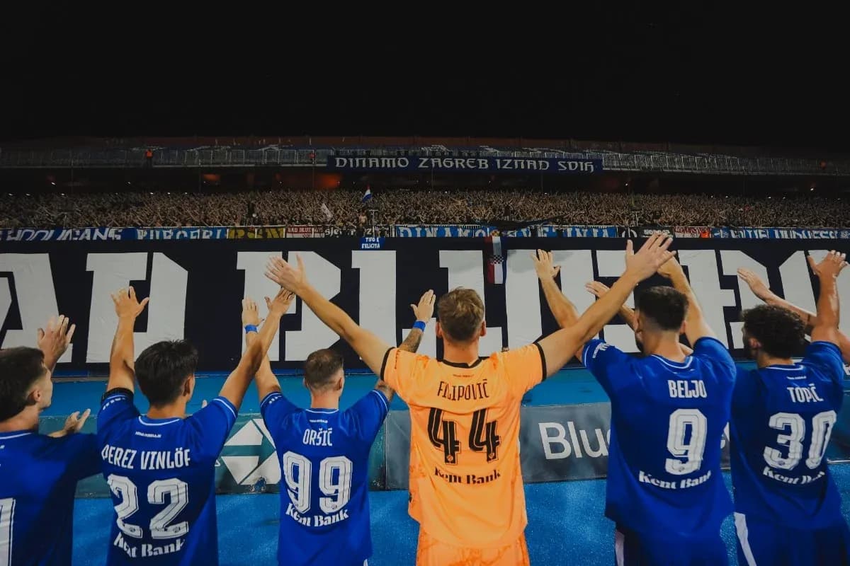 Jugadores de Dinamo Zagreb saludando a la afición