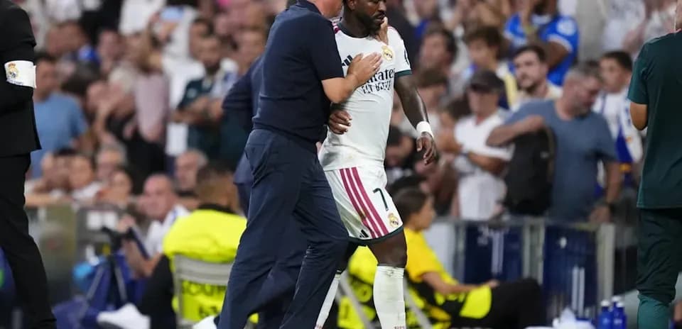 Entrenador hablando con jugador de Real Madrid en partido