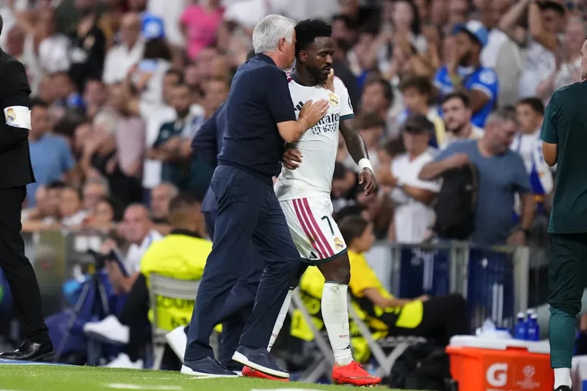 Entrenador hablando con jugador de Real Madrid en partido