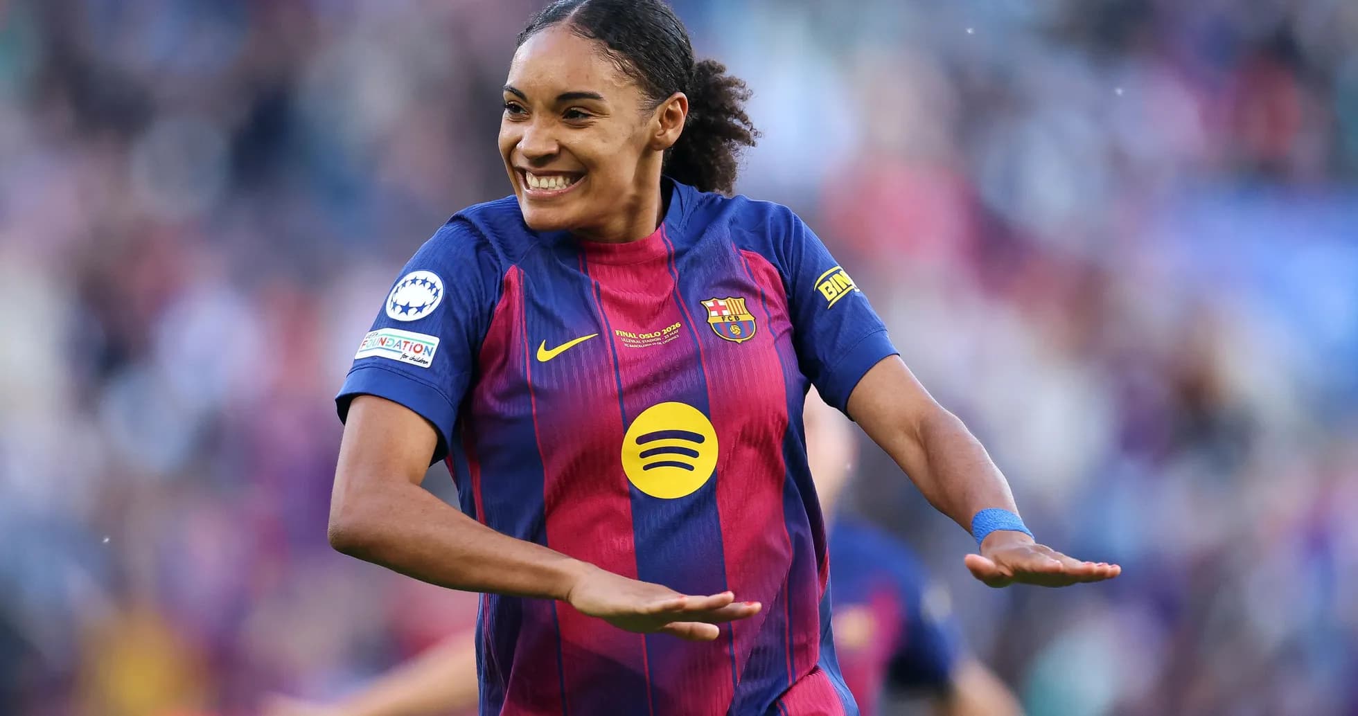 Jugadora de Barça celebrando un gol en el campo