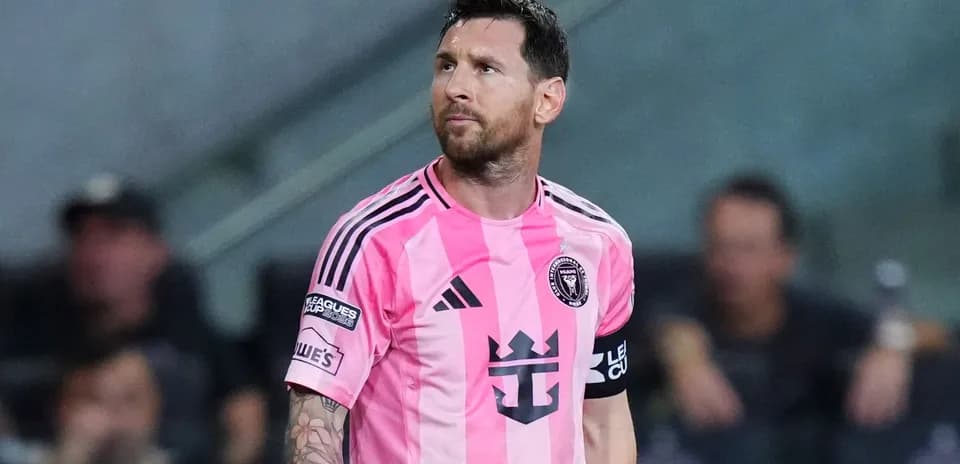 Jugador de Inter Miami en camiseta rosa durante partido