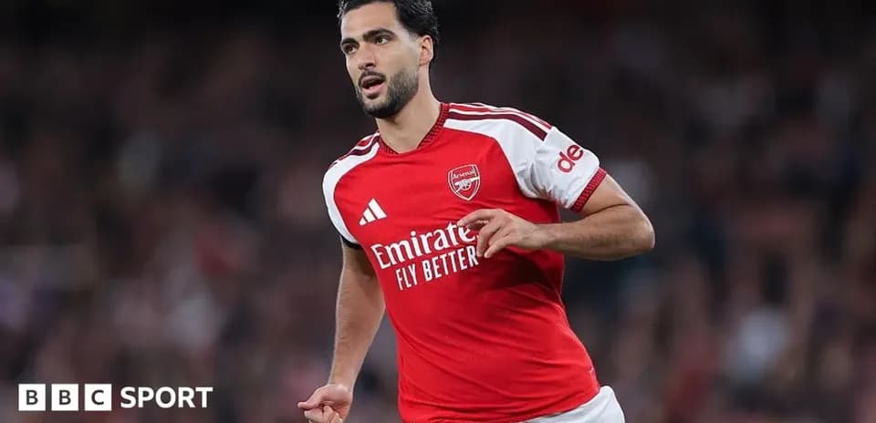 Jugador de Arsenal corriendo durante un partido